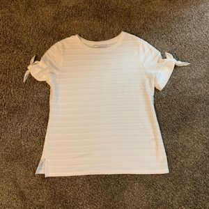 Liz Claiborne White tee with ties on sleeves size M